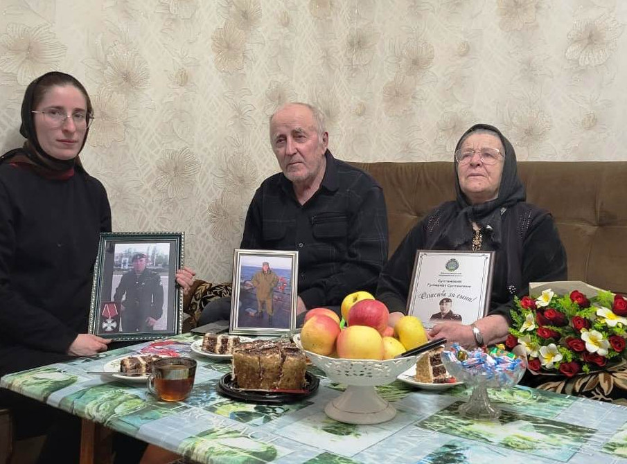 В канун празднования Дня защитника Отечества специалисты Центра соцобслуживания населения Дахадаевского района посетили членов семей участников СВО